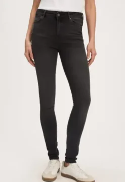 Celsi Super Skinny Jeans