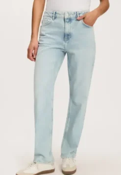 Liv Straight Jeans
