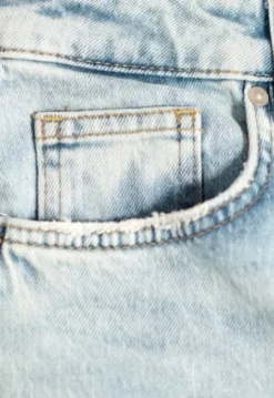 Liv Straight Jeans