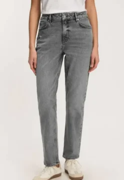 Liv Straight Jeans