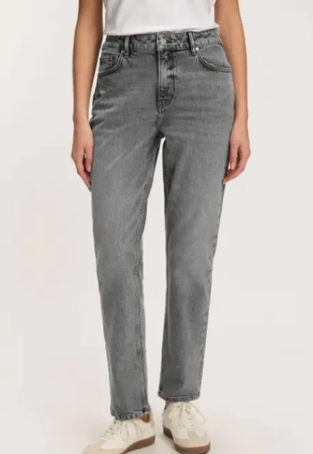 Liv Straight Jeans
