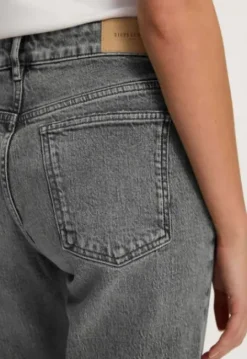 Liv Straight Jeans